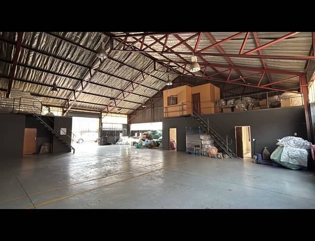 360M² WAREHOUSE TO LET IN JET PARK